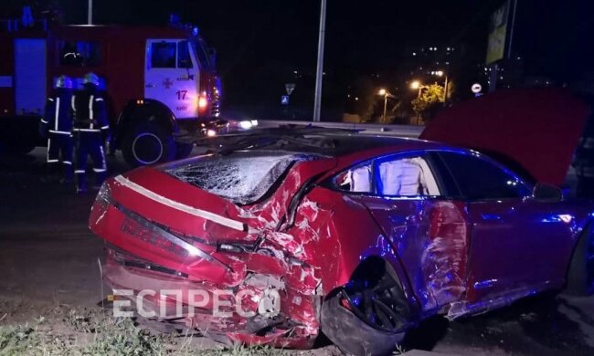 На околиці Києва згорів автомобіль Tesla