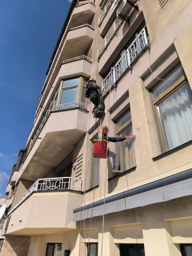 У Києві врятували жінку, яка опинилась закритою на балконі багатоповерхівки всю ніч