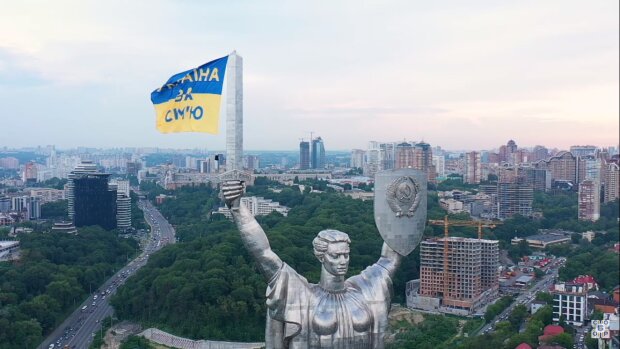 Україна за сім’ю: над монументом Батьківщини-матері підняли новий прапор (відео)