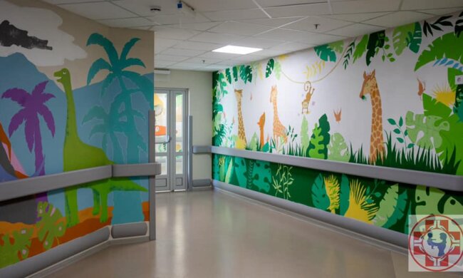 Ліани та екзотичні тварини: стіни Охматдит студенти прикрасили яскравими малюнками (фото)