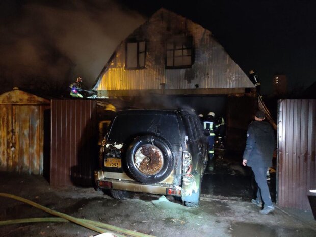 Нічна пожежа в Старій Дарниці знищила будинок з автівками