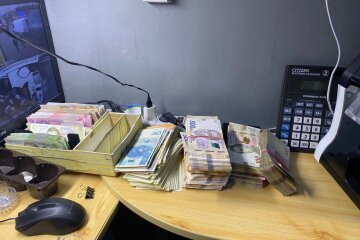 Псевдообмінники, що продавали фальшиві долари — правоохоронці столиці викрили групу шахраїв