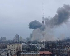 Війська РФ завдали удару по телевежі у Києві (відео)