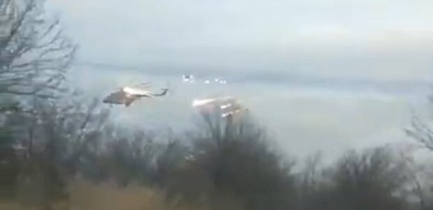 Росія атакувала аеродром Гостомелю. ЗСУ збили три вертольоти РФ, триває бій (відео)