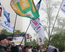 Вкладники «Аркади» влаштували акцію протесту біля резиденції Зеленського
