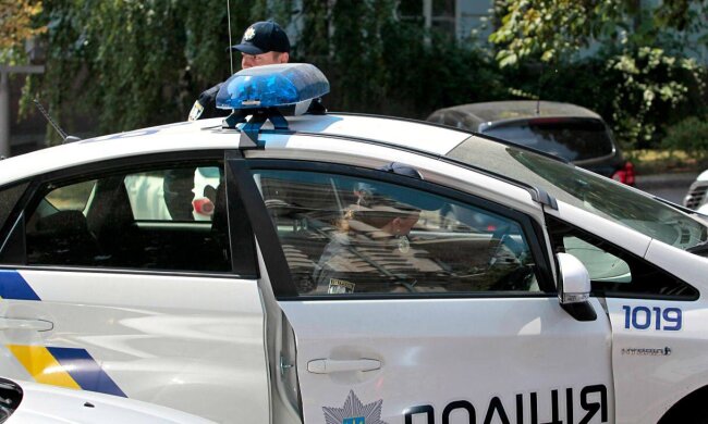 Нічний стрітрейсинг у Києві: п’яний водій без прав на величезній швидкості протаранив світлофор