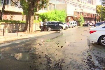 У Києві на Подолі прорвало трубу: у яму впав чоловік