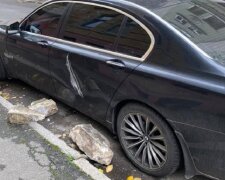 У Києві шматки фасаду впали на автівку (фото)
