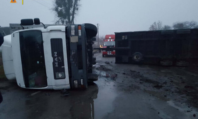 На Київщині перекинулась вантажівка, постраждав водій