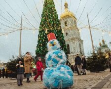 У Києві з’явився сніговик з медичних масок