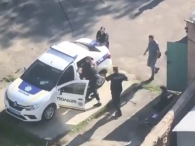 У Білій Церкві поліцейські побилися біля патрульної автівки (відео)