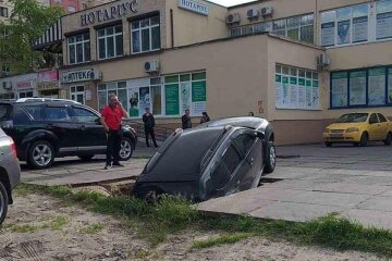 На Оболоні припарковане авто провалилось у величезну яму