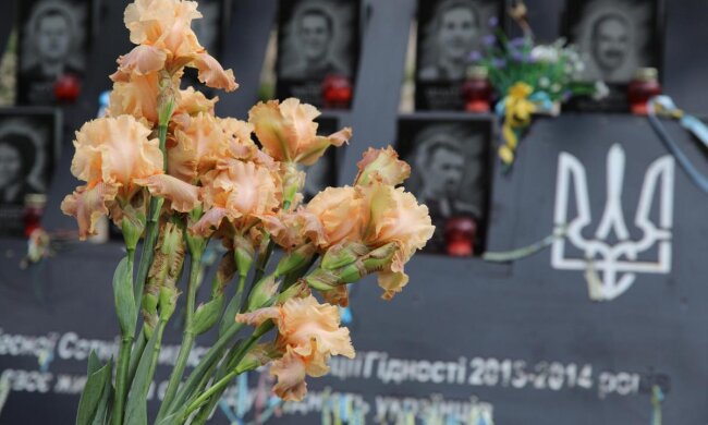 У пам’ять Героїв Небесної Сотні: в центрі столиці висадили особливі іриси (фото)