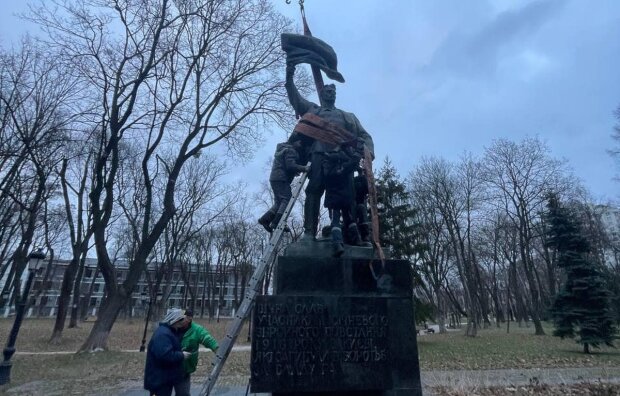 У Маріїнському парку демонтували пам’ятник учасникам антиукраїнського Січневого заколоту