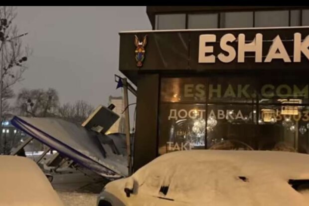 Через сніг в київському ресторані впав дах тераси