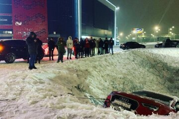 “Мамкін гонщик”: у Києві водій “залетів” у кучугуру і став героєм соцмереж