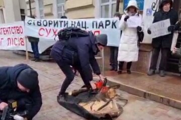 Привернути увагу Зеленського: активісти принесли бензопили під Держлісагентство (відео)