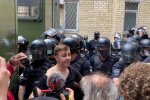 Під судом, де вирішують долю Стерненка, поліція побила депутата Голосу
