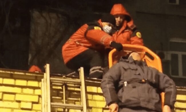 У КАРС прокоментували відео з падінням постраждалого на ношах: спорядження протестують