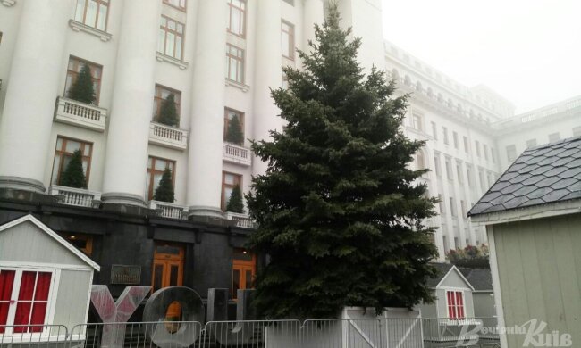 Під Офісом президента з’явилася ялинка