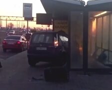 ДТП на Бандери: автівка влетіла у зупинку (відео)