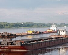 Росіяни в Херсоні викрали майже всі баржі для транспортування через Дніпро, – Генштаб