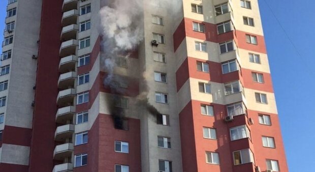 Серйозна пожежа в Дарниці: на 9-му поверсі палає квартира