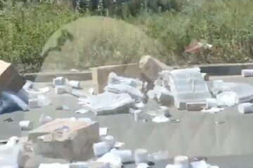 Дорогу на Позняках завалили туалетним папером (відео)  