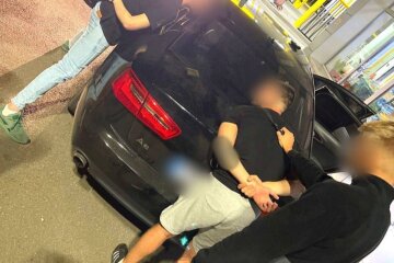 На Київщині затримали двох зловмисників, які викрали хлопця та вимагали у нього гроші