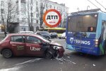 На Повітрофлотському проспекті таксі врізалось у тролейбус
