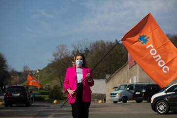 Партія “Голос” влаштувала автомітинг на Банковій по всім правилам карантину