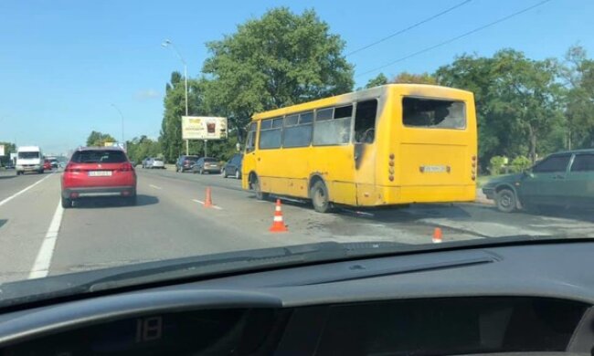 У Києві на “Лісовій” на ходу загорілася маршрутка. Відео