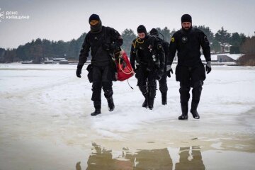 На Київщині тиждень шукають водія затонулого джипа