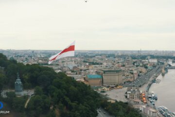 На підтримку білорусів над Києвом на дроні запустили біло-червоний прапор (відео)