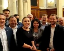 Депутати виконали у Верховній Раді вірусну пісню “Батько наш Бандера” (відео)