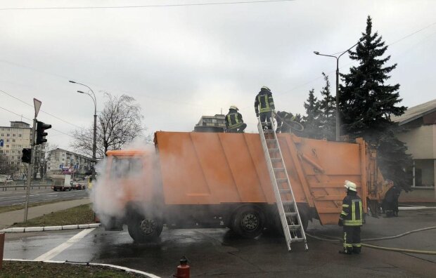 Сам приїхав до пожежників: в столиці на ходу загорівся сміттєвоз