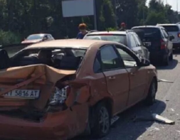 Під Києвом жінка втратила свідомість за кермом: зіткнулося п’ять авто