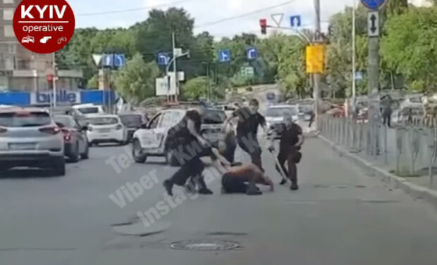 У Києві напівголий чоловік кидався з ножем на поліцейських (ВІДЕО)