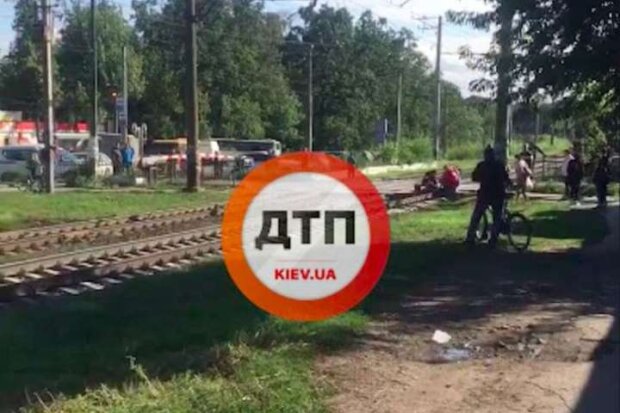 Під Києвом потяг убив підлітка на переїзді