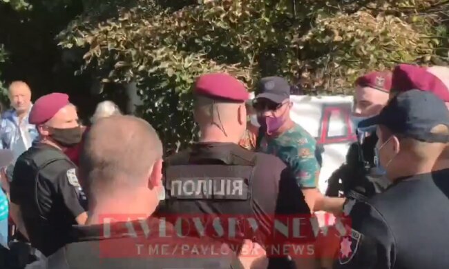 Поліція жорстко розігнала мітинг під стінами КВЦ, де проходить з`їзд Слуги народу із Зеленським (відео)