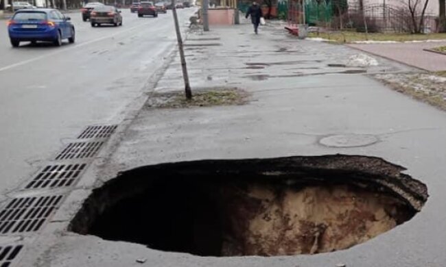 На проспекті Лобановського провалився асфальт