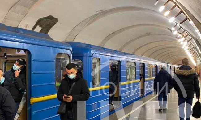 НП в метро Києва: подробиці падіння дівчини на рейки. Відео