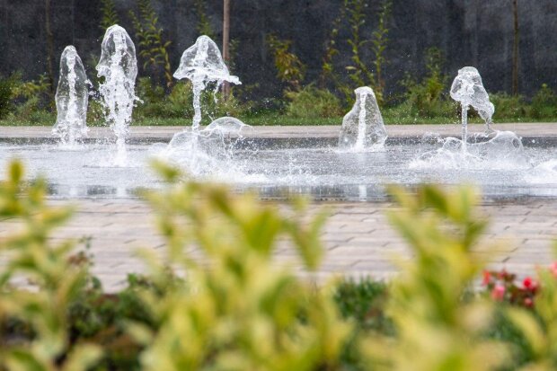 Чудове місце для відпочинку: в Києві відкрили оновлений сквер із світло-музичними фонтанами (фото)