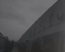 З палаючого гаража на Троєщині поліцейські врятували двох людей (відео)
