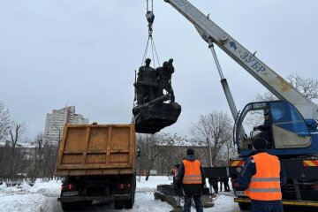 У Києві демонтували пам'ятник радянської доби «Таращанець»