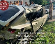 У Києві Mazda злетіла з дороги та влетіла у стовп (відео)