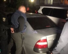 На Київщині поліцейський за гроші відпустив підозрюваного – ДБР