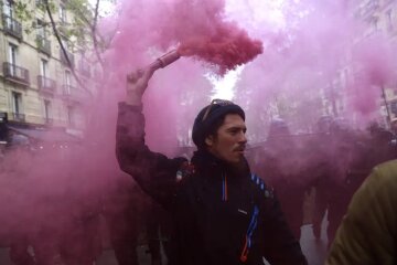 У Франції сотні тисяч людей вийшли на протести, є сутички з поліцією