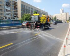 На київські дороги вийшла поливальна спецтехніка комунальників - чим це допомагає під час аномальної спеки?