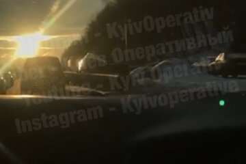 У Києві авто таксі занесло на парапет (відео)